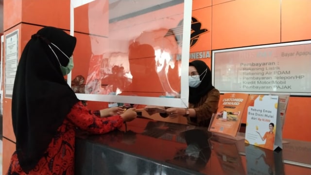 Seseorang membeli materai Rp 10.000 di Kantor Pos Induk Bandar Lampung, Pahoman, Kota Bandar Lampung. Jumat (5/2) | Foto : Bella Sardio/Lampung Geh