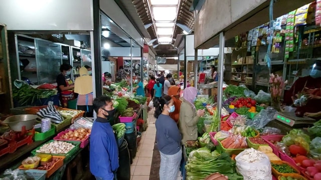 Suasana perdagangan di Pasar Gede Hardjonagoro Solo