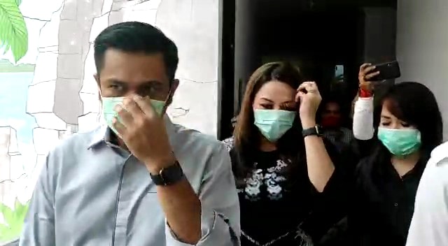 James Arthur Kojongian atau JAK bersama istrinya saat meninggalkan kantor DPRD Sulawesi Utara