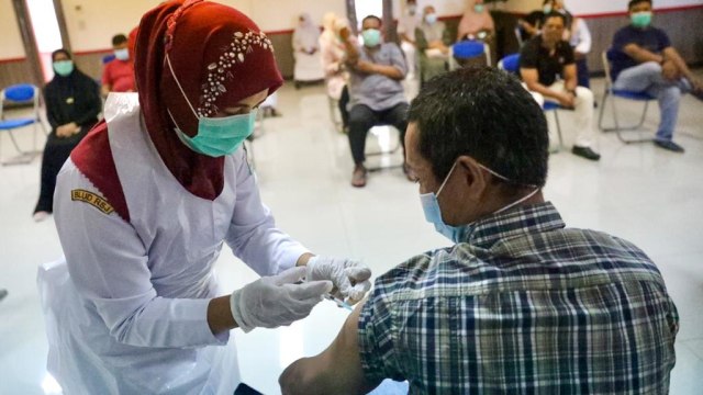Pelaksanaan vaksinasi COVID-19 tahap pertama kepada tenaga kesehatan di Rumah Sakit Jiwa (RSJ) Aceh, Sabtu (6/2). Foto: Suparta/acehkini