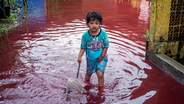 Air banjir yang berwarna merah di Pekalongan, Jawa Tengah. Foto: ANTARA FOTO/Harviyan Perdana Putra