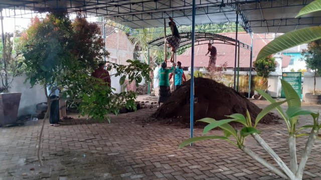Pemakaman KH Atabik Ali, seorang pengasuh pondok pesantren Al Munawwir Krapyak Bantul, Sabtu (6/2/2021). Foto: Erfanto/Tugu Jogja