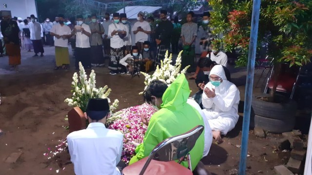 Suasana pemakaman KH Atabik Ali dimakamkan di kompleks pemakaman keluarga di Makam Pathok Nagoro Dongkelan Kabupaten Bantul, Sabtu (6/2/2021). Foto: Erfanto/Tugu Jogja. 