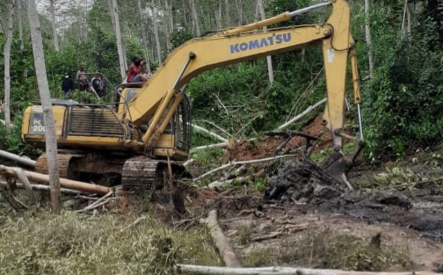 Alat berat diturunkan dalam penertiban lokasi illegal drilling. Foto: Ist