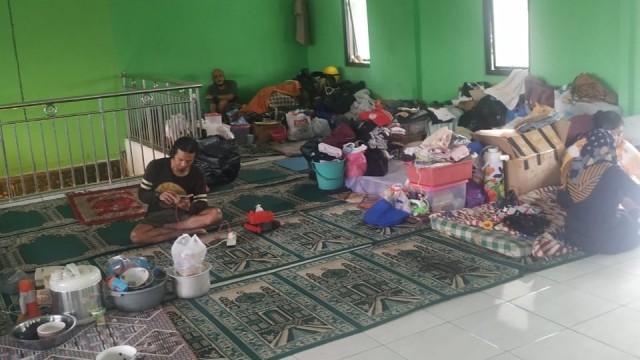 Warga Tamansari yang rumahnya digusur berada di pengungsian. Foto: Rachmadi Rasyad/kumparan