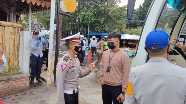 Satlantas Polresta Bandung razia PPKM di Simpang Dago, Bandung, Jawa Barat, Minggu (7/2). Foto: Dok. Istimewa