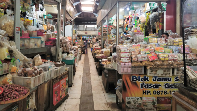 Suasana lengang terlihat di pasar tradisiional di Kota Solo saat pelaksanaan gerakan Jateng 2 Hari di Rumah Saja