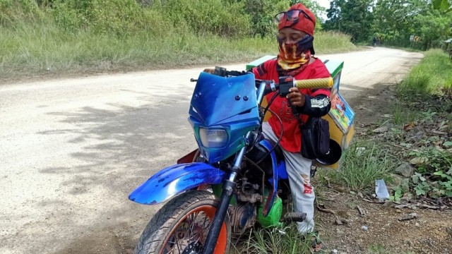 Slamet Hariyanto (21), pedagang es keliling di Kabupaten Tolitoli, Sulawesi Tengah. Foto: Moh Sabran/PaluPoso