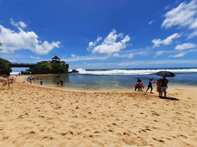 suasana objek wisata pantai yang sepi pengunjung. Foto: Erfanto/Tugu Jogja