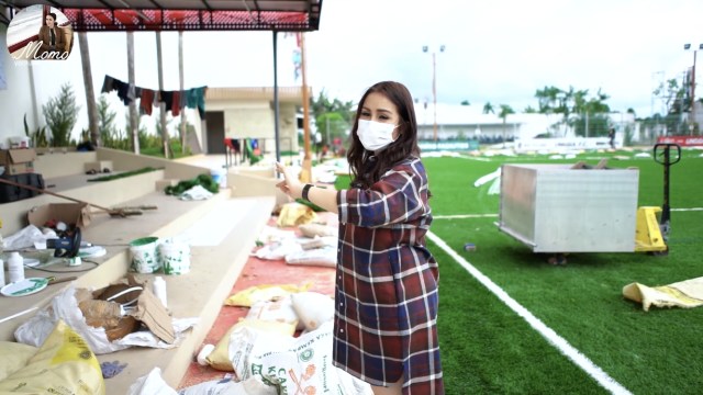 Momo Eks Geisha Pamerkan Progres Pembangunan Lapangan Bola untuk Anak Keduanya. Foto: YouTube/Momo Youtube Channel