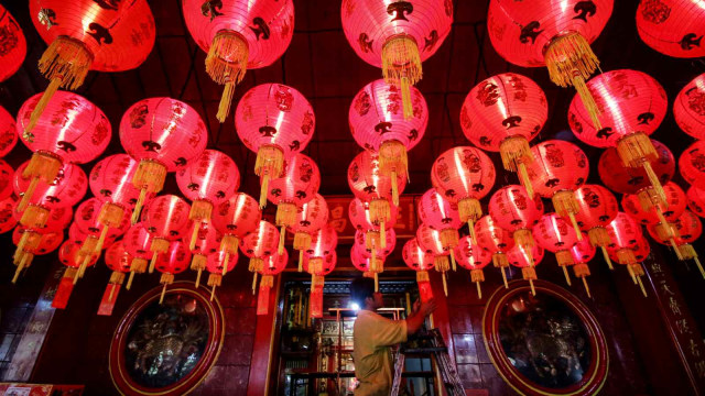 Pekerja memasang kertas nama pada lampion di Vihara Dharma Bhakti, Petak Sembilan, Jakarta, Senin (28/1/2019). ANTARA FOTO/Rivan Awal Lingga