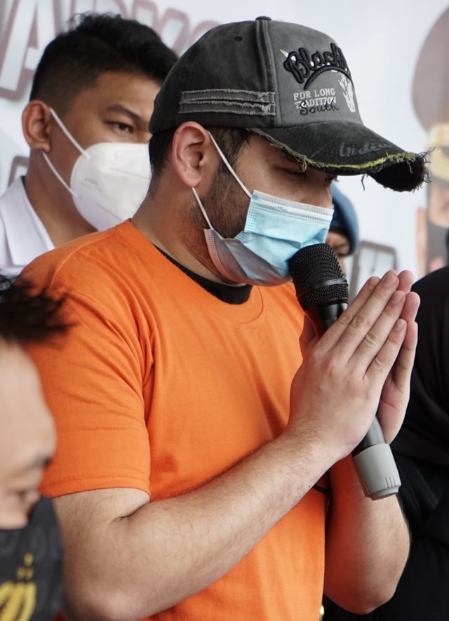 Penyanyi dangdut Ridho Rhoma saat dihadirkan rilis narkoba di Polres Pelabuhan Tanjung Priok. Foto: Ronny