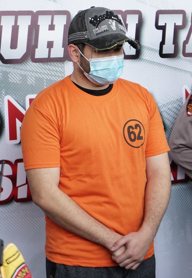 Penyanyi dangdut Ridho Rhoma saat dihadirkan rilis narkoba di Polres Pelabuhan Tanjung Priok. Foto: Ronny