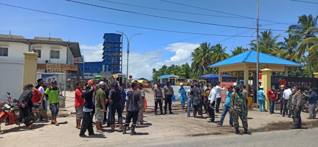 Warga Desa Sungai Limau menutup akses masuk ke PT EUP di Sungai Kunyit, Mempawah. Foto: M Zain/Hi!Pontianak