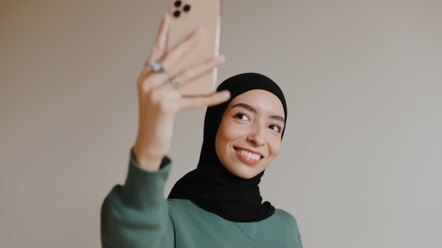 Ilustrasi wanita berhijab. Foto: Unsplash/@goodfacesclub