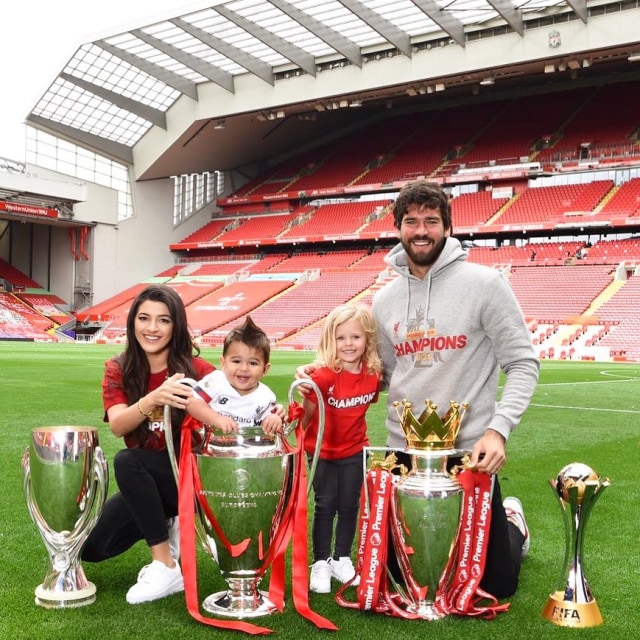 Natalia Loewe bersama Alisson Becker dan kedua buah hatinya. Foto: Instagram/@natalialbecker