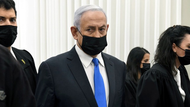 Perdana Menteri Israel Benjamin Netanyahu sebelum menjalani persidangan korupsi di Pengadilan Distrik Yerusalem, Israel, Senin (8/2). Foto: Ruben Castro/Pool via REUTERS