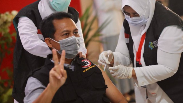 Ketua IDI Aceh, Safrizal Rahman saat vaksinasi corona. Foto: Suparta/acehkini