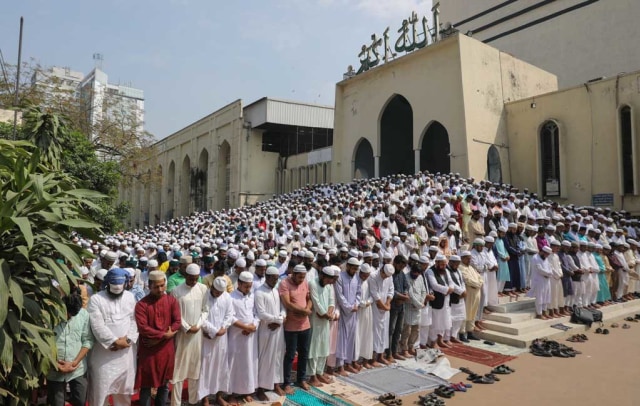 Ilustrasi sholat Jumat berjamaah. Sumber: Dhaka Tribune