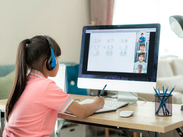 Ilustrasi siswa yang mengerjakan soal latihan lewat komputer. Sumber: Kidscreen