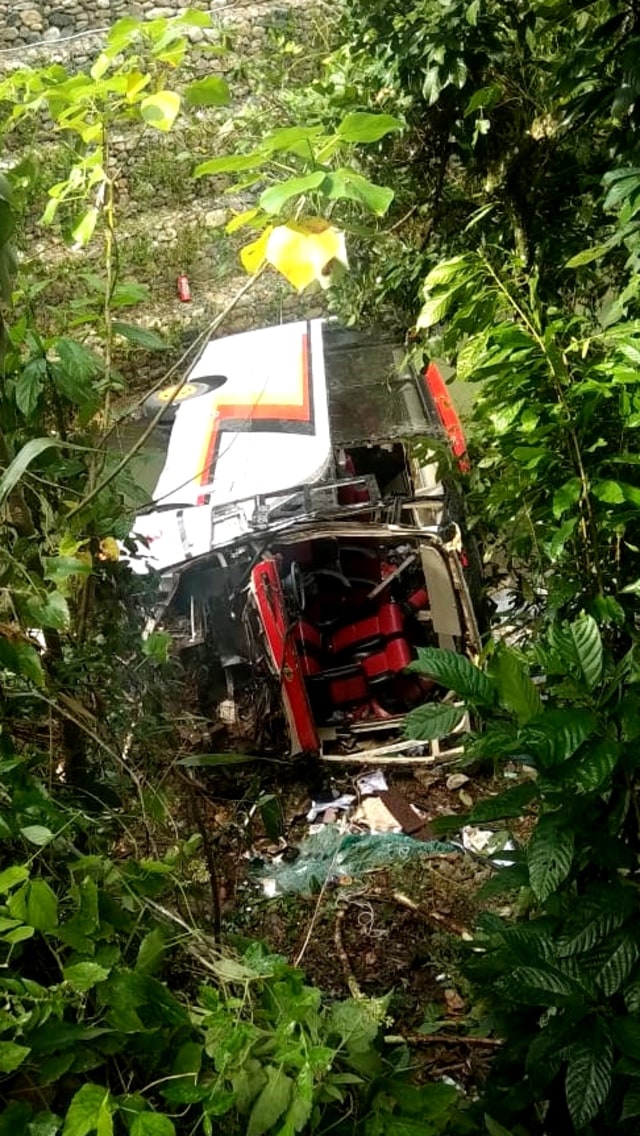 Kecelakaan bus di Pejabat Kabupaten Agam di Mandailing Natal, Sumatera Utara. Foto: Dok. Istimewa
