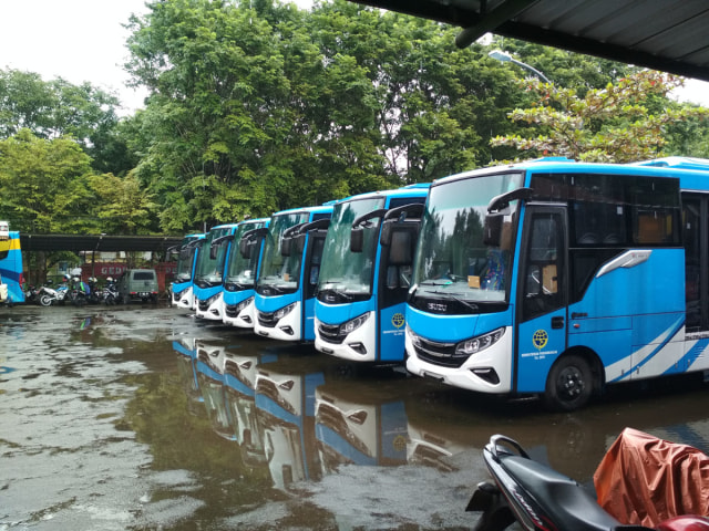 Bus Rapid Transit terparkir di halaman kantor Dinas Perhubungan Kota Cirebon. (Ciremaitoday)