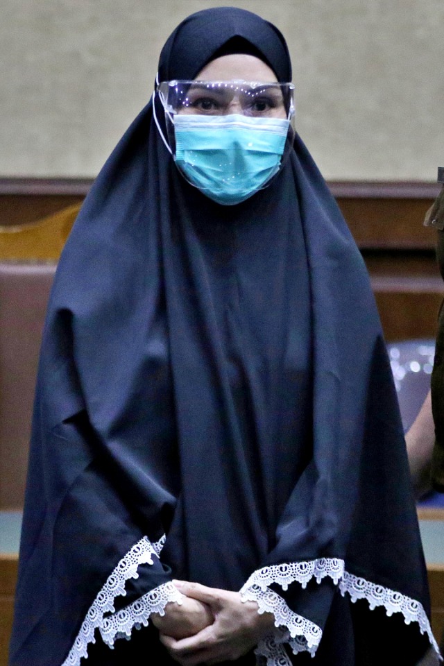 Terdakwa Pinangki Sirna Malasari menjalani sidang pembacaan Putusan di Pengadilan Tipikor, Jakarta, Senin (8/2). Foto: Reno Esnir/ANTARA FOTO