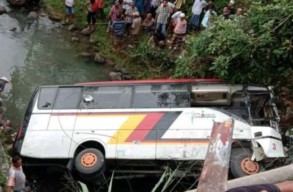 Bus yang ditumpangi rombongan Pemkab Agam alami kecelakaan di Mandailing Natal, Sumatera Utara. Foto: ist