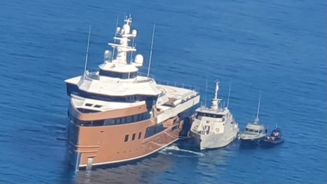 Kapal pesiar milik Rusia (kanan) yang masuk Indonesia tanpa izin, dikawal kapal Angkatan Laut dan Polisi ditarik ke Pelabuhan Ulee Lheu, Banda Aceh. Foto: Dok. Polda Aceh