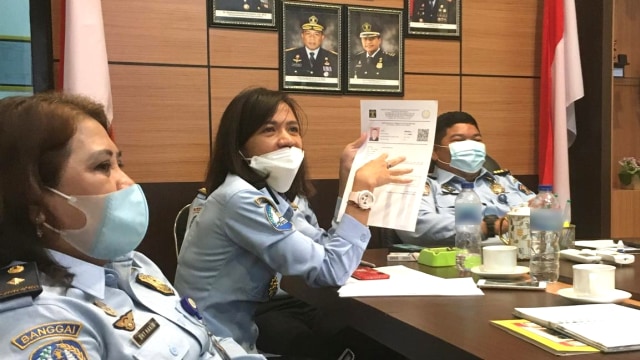 Pihak Imigrasi Kelas II Non TPI Banggai saat memberikan keterangan soal 9 TKA di Banggai, Sulawesi Tengah. Foto: Emay/PaluPoso