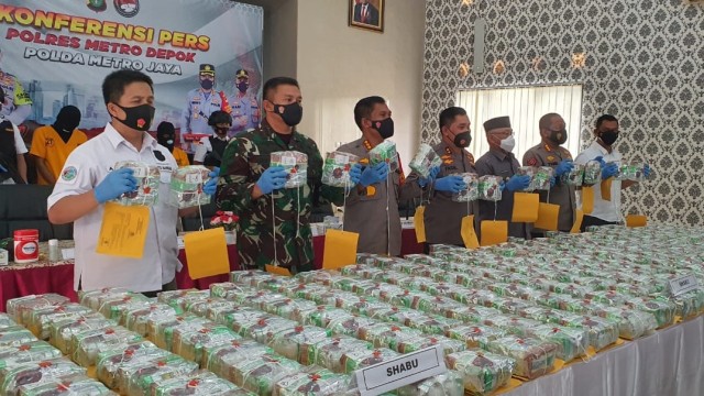 Konferensi pers Kapolda Metro Jaya Irjen Pol Muhammad Fadil Imran terkait kasus narkoba oleh Polrestro Depok, Selasa (9/2). Foto: Dok. Istimewa