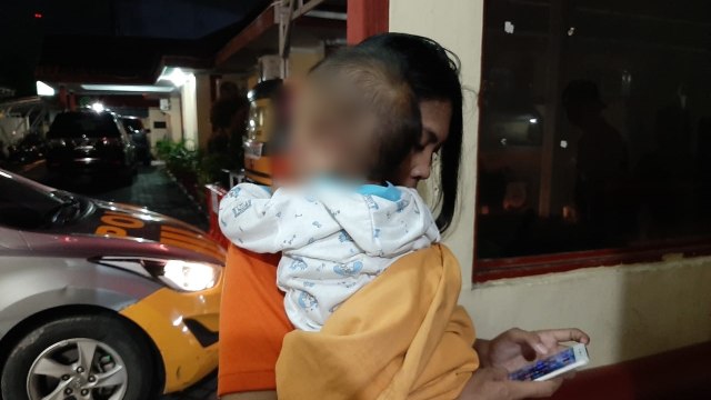 Satriani, Ibu yang bayinya dipukul oleh kekasihnya, saat melapor di SPKT Polsek Panakkukang. Foto: Dok. Istimewa