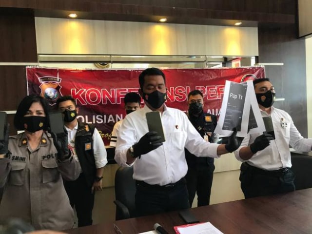 Polisi mengungkap kasus pornografi melibatkan anak-anak dan remaja di Batam. (Foto: Yude/Batamnews).