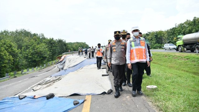Kakorlantas Polri Irjen Pol Istiono meninjau Jalan Tol Cipali yang amblas. Foto: Korlantas Polri