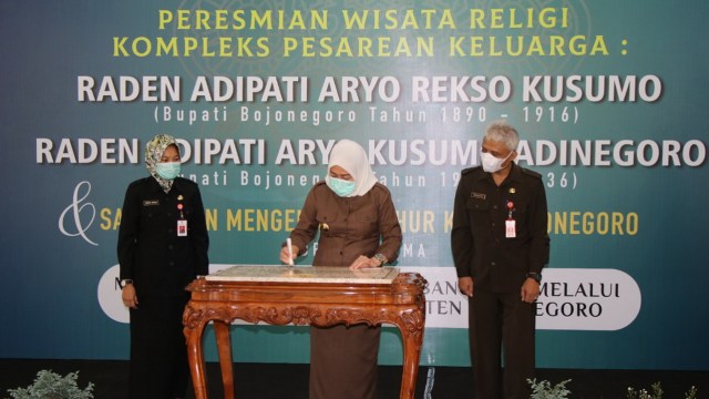 Bupati Bojonegoro, Dr Hj Anna Muawanah, saat resmikan makam Raden Adipati Aryo Rekso Koesumo dan Raden Adipati Aryo Koesoemo Adinegoro, menjadi objek wisata religi. (foto: istimewa)