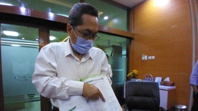 General Manager Tiga Serangkai, Admuawan, memberikan penjelasan soal buku 'Ganjar Tak Salat' di kantornya di Solo. Foto: kumparan
