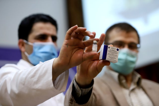 Ilustrasi vaksinasi COVID-19 di Iran. Foto: Majid Asgaripour / WANA / via REUTERS