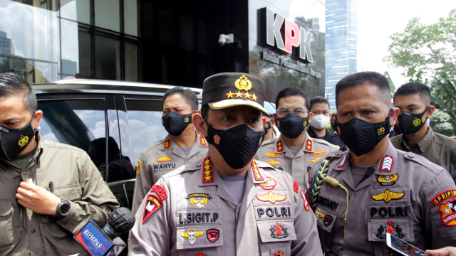 Kapolri Jenderal Pol Listyo Sigit Prabowo usai melakukan pertemuan, di Gedung KPK, Jakarta, Selasa (9/2). Foto: Reno Esnir/ANTARA FOTO