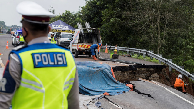 Petugas memeriksa kondisi jalan tol yang amblas di ruas tol Cikopo-Palimanan (Cipali) KM 122, Kabupaten Indramayu, Jawa Barat, Selasa (9/2).  Foto: M Agung Rajasa/ANTARA FOTO