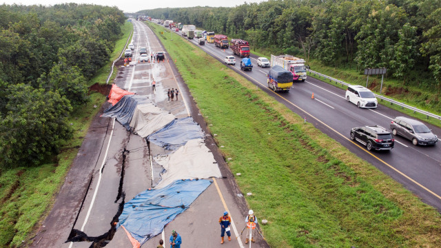 Foto udara jalan tol amblas di ruas tol Cikopo-Palimanan (Cipali) KM 122, Kabupaten Subang, Jawa Barat, Selasa (9/2).  Foto: M Agung Rajasa/ANTARA FOTO