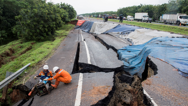 Petugas menyiapkan alat saat memeriksa kondisi jalan tol yang amblas di ruas tol Cikopo-Palimanan (Cipali) KM 122, Kabupaten Indramayu, Jawa Barat, Selasa (9/2). Foto: M Agung Rajasa/ANTARA FOTO