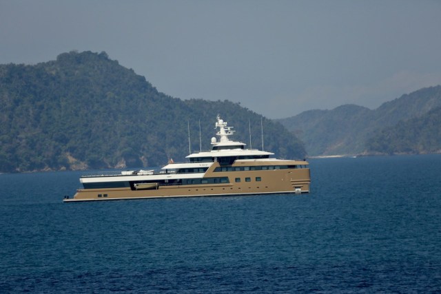 Kapal pesiar La Datcha kini ditahan di perairan Banda Aceh sekitar Pelabuhan Ulee Lheue karena memasuki teritorial Indonesia tanpa izin. Foto diabadikan pada Selasa (9/2) dari atas kapal KMP Aceh Hebat 2 rute Balohan Sabang-Ulee Lheue. Foto: Abdul Hadi/acehkini