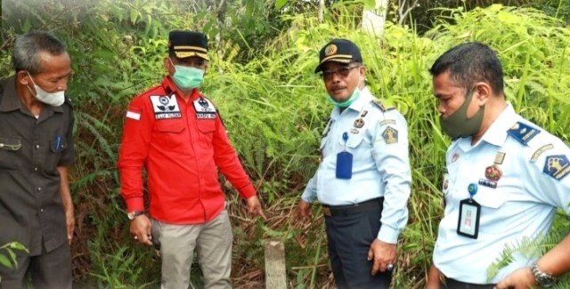 Kalapas Kelas IIA Jambi bersama dengan Kakanwil Kemenkumham Jambi, Mhd. Jahari Sitepu, mengunjungi kawasan Lapas Baru di Sengeti, Muaro Jambi untuk mematok batas-batas area tersebut. Foto: instagram @lapas_jambi