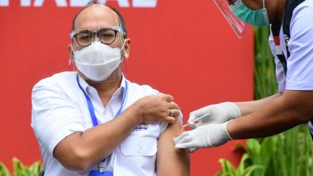 Ketua Umum Kamar Dagang dan Industri Indonesia (Kadin) Rosan Roeslani jalani vaksinasi kedua di lingkungan istana kepresidenan pada Rabu (27/1). Foto: Muchlis Jr/Biro Pers Sekretariat Presiden