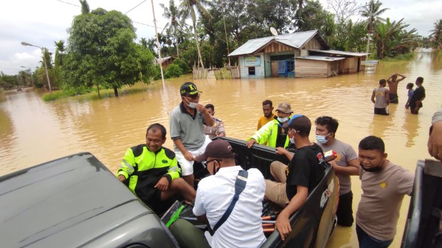 Kepolisian setempat melakukan evakuasi warga akibat banjir di Keerom. (Dok Polda Papua) 
