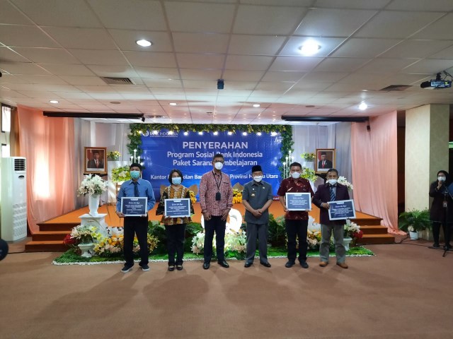 Perwakilan Bank Indonesia (BI) Maluku Utara, menyerahkan bantuan sosial ke 16 lembaga pendikan.