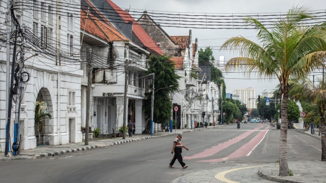 Warga berjalan di kawasan rendah emisi Kota Tua, Jakarta, Rabu (10/2). Foto: Aprilio Akbar/ANTARA FOTO
