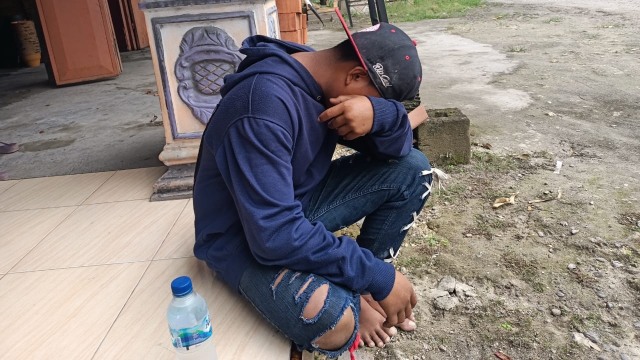 Anak Punk di Jombang yang pulang ke rumah dengan jalan kaki ditemukan oleh Aipda Purnomo, Rabu (10/2). Foto: Dok. Istimewa