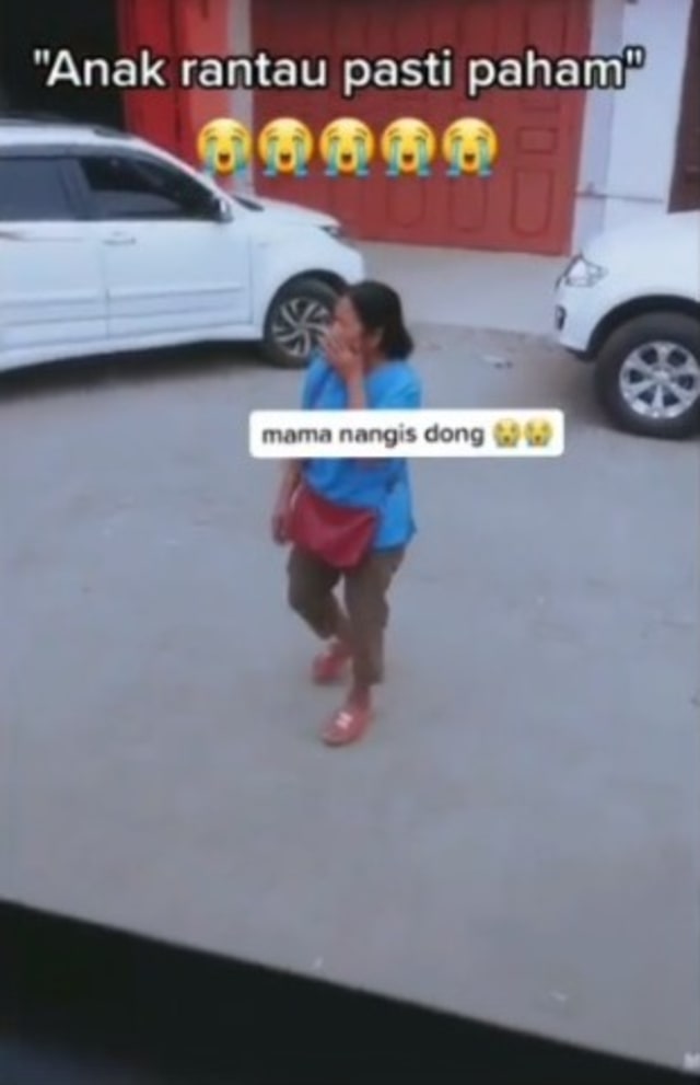 Viral seorang ibu menangis saat melihat putrinya berada di dalam bis yang hendak merantau. (Foto: TikTok/@momon25thn)