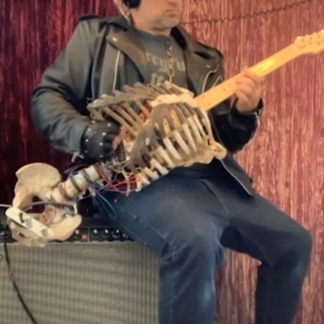 Gitar dari tulang manusia dok YouTube Prince Midnight